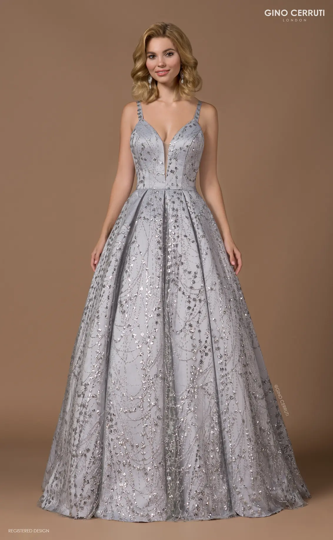 Ballkleid silberfarben mit Glitzerstoff und seitlichen Taschen Frau in einem Ballkleid silberfarben mit Glitzerstoff und seitlichen Taschen