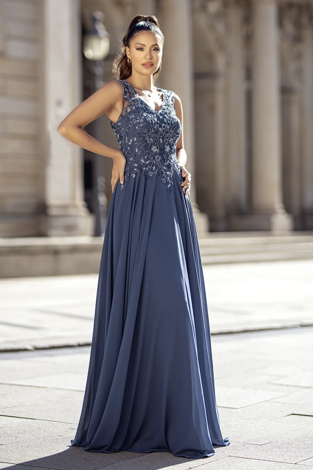 Abendkleid Paula von Christian Koehlert in der Farbe rauchblau Frau in einem rauchblauen Abendkleid Paula von Christian Koehlert