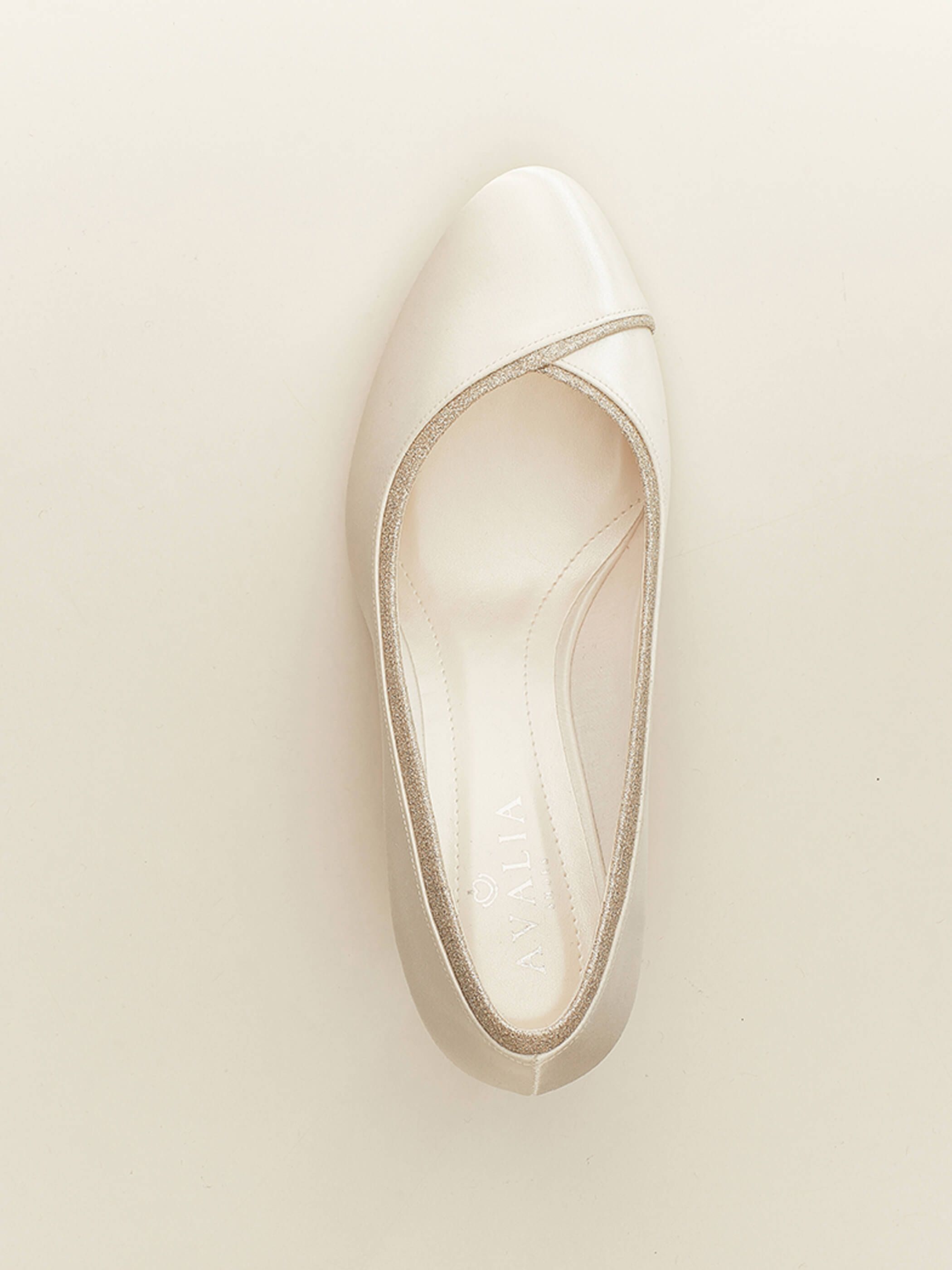 Brautschuh elfenbeinfarben geschlossen mit dezentem Glitzerbesatz Brautschuh elfenbeinfarben geschlossen mit dezentem Glitzerbesatz Oberansicht