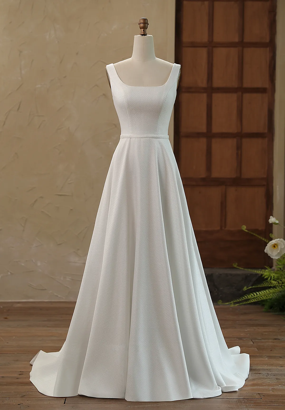 Schlichtes Designer-Hochzeitskleid Maral aus hochwertigem Stoff Schlichtes Designer-Hochzeitskleid Maral aus hochwertigem Stoff