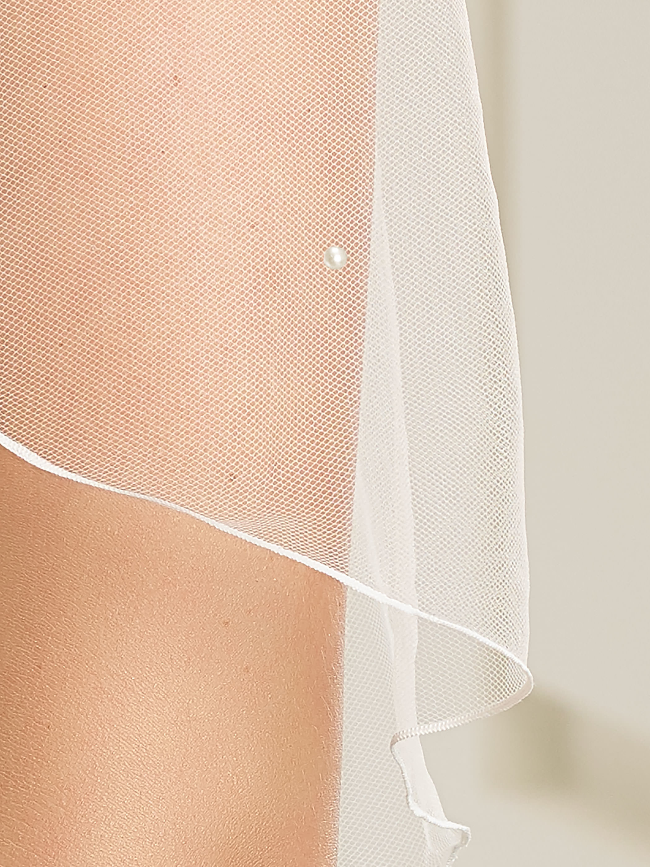 Dieses-Bild-zeigt-kurzen-Schleier-S22P-von-Bianco-Evento-erhaeltlich-bei-Samyra-Fashion-Zurich_2