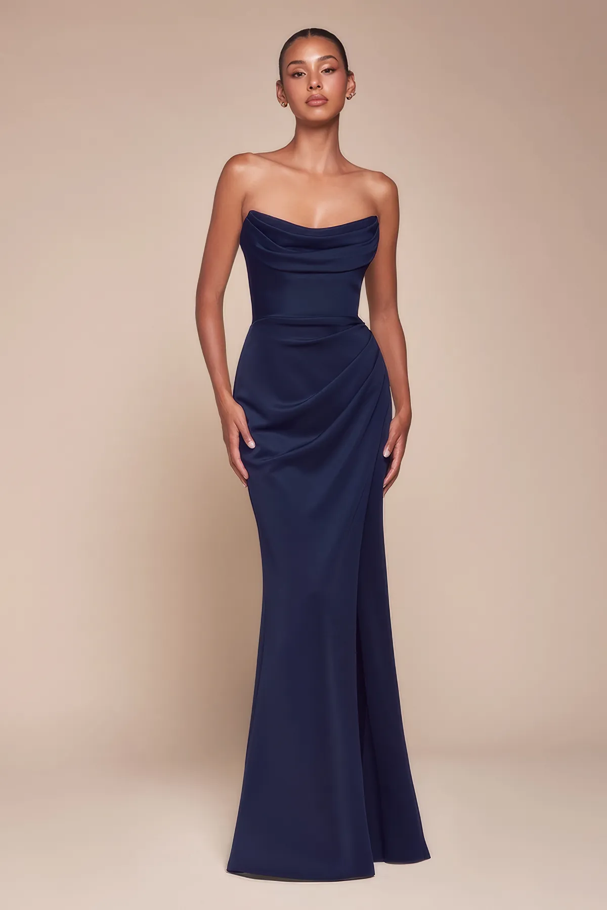 Frau in einem royalblauen Abendkleid, figurbetont und mit U-Ausschnitt