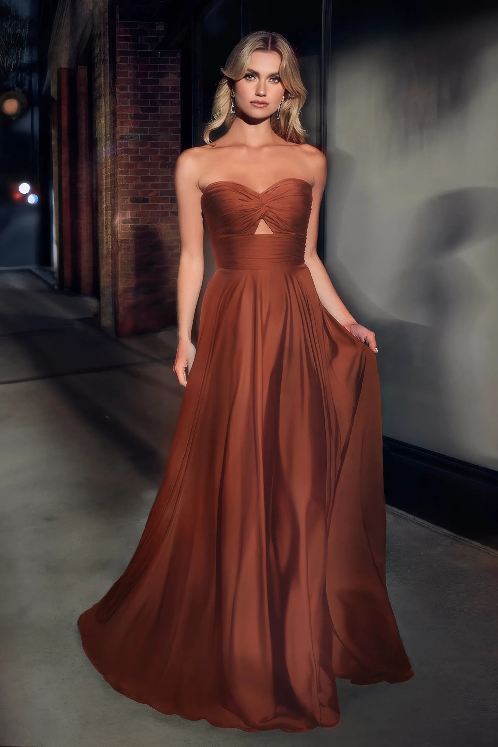 Elegantes Abendkleid in Sienna aus hochwertigem Satin, trägerlos mit A Linien Schnitt und optionalen Spaghettiträgern, ideal für Brautjungfern, Abschlussball oder Hochzeitsgäste.