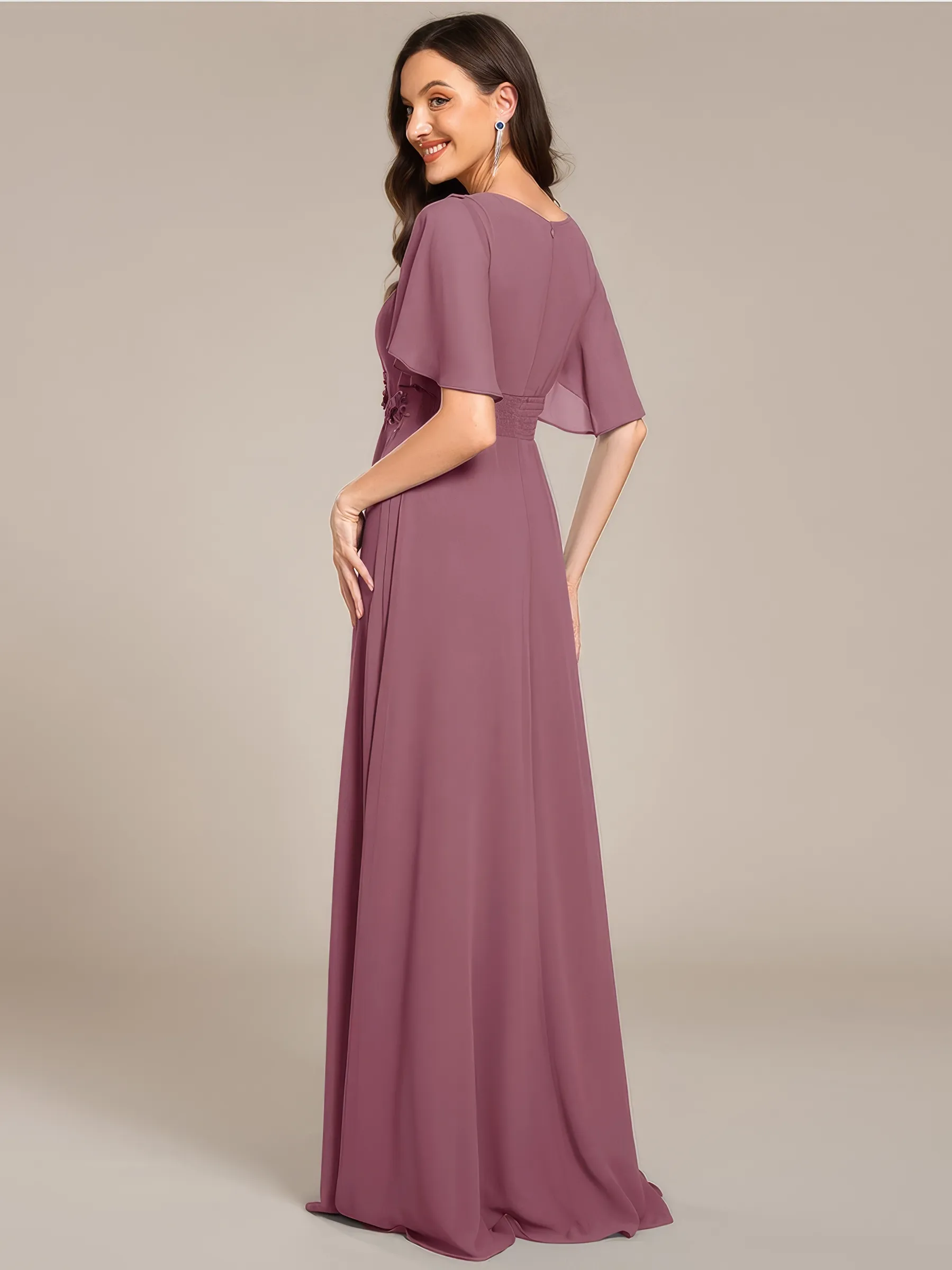 Rückansicht des Abendkleids in Mauve-Rosa – hochgeschlossener Rücken mit verdecktem Reissverschluss, Fledermausärmel und fliessender A-Linien-Rock aus leicht elastischem Chiffon.