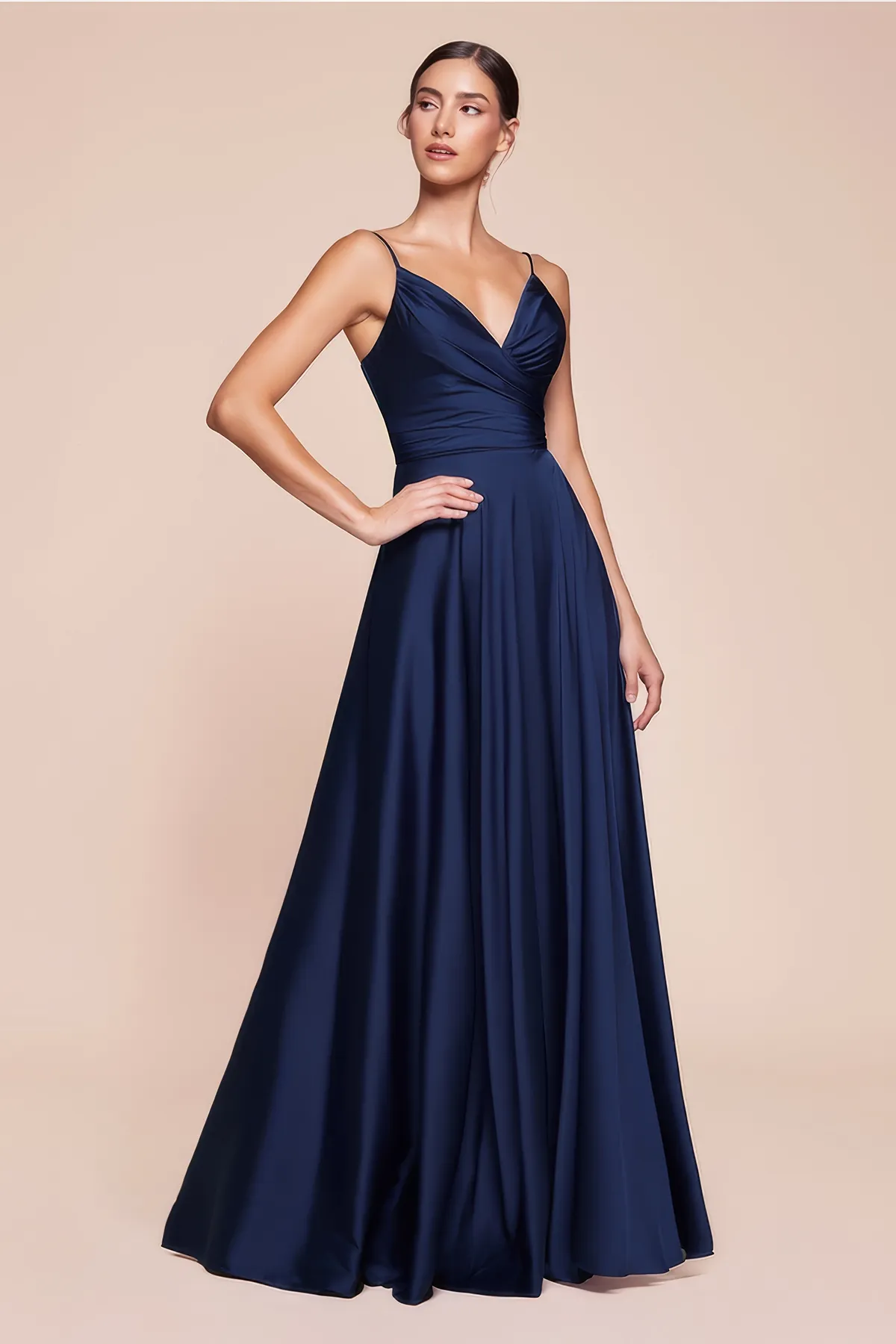 Langes Abendkleid in Navyblau im A-Linien-Schnitt mit tiefem V-Ausschnitt, Spaghettiträgern, eleganter Drapierung und hohem Beinschlitz aus glänzendem Satin – ideal für Ball, Hochzeit oder Gala.