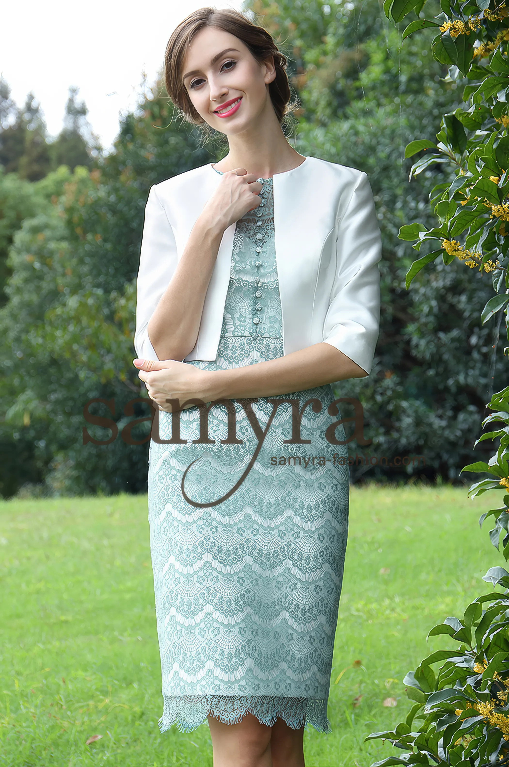 Frau in einem figurbetonten Cocktailkleid mintfarben mit Zierknöpfen