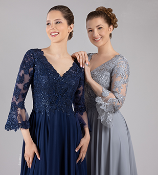 Zwei Frauen in Abendkleidern mit Ärmeln, grau und dunkelblau