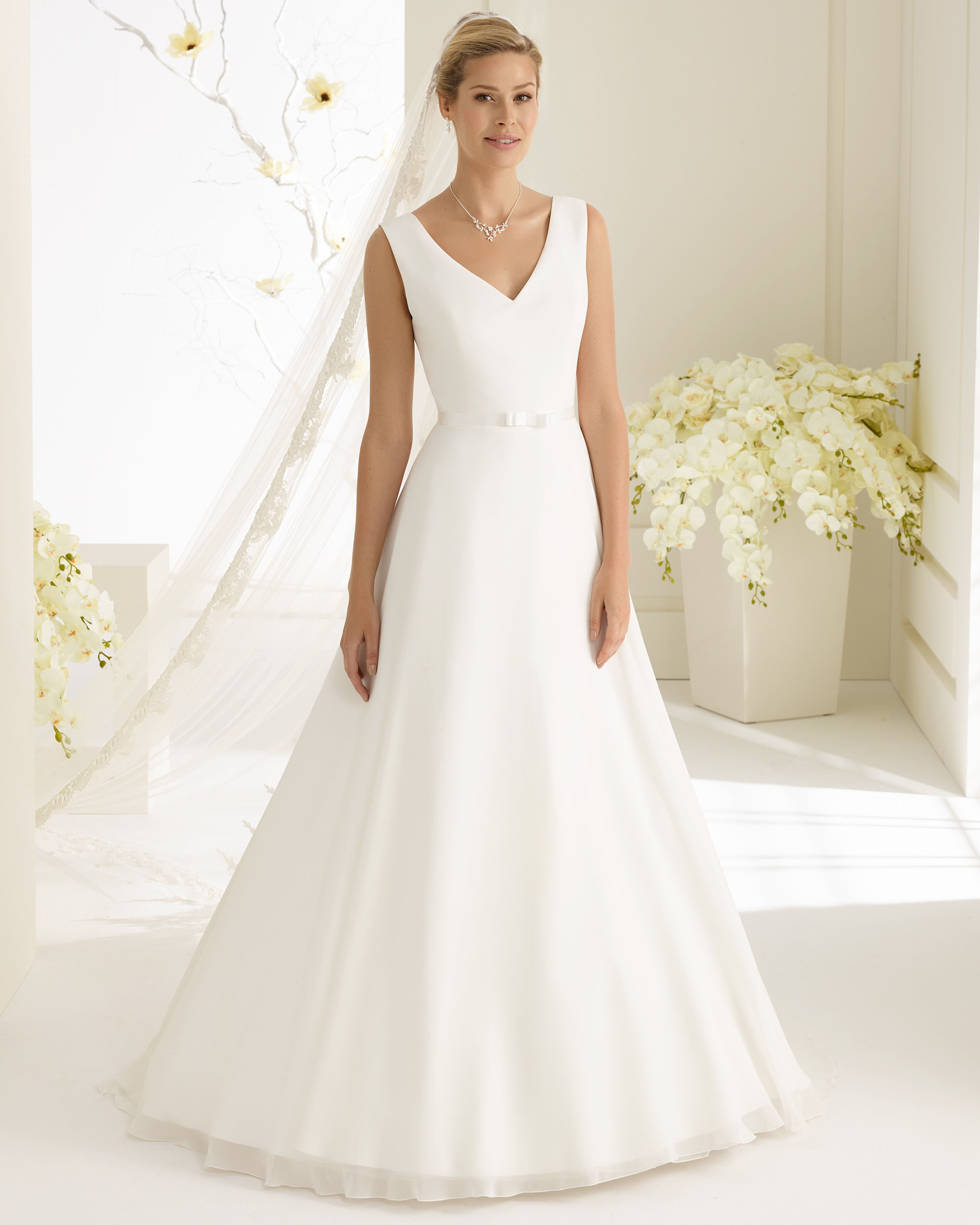 Dieses-Bild-zeigt-Brautkleid-Dalila-von-Bianco-Evento_1 Brautkleid Dalila mit V-Ausschnitt (elfenbeinfarben)