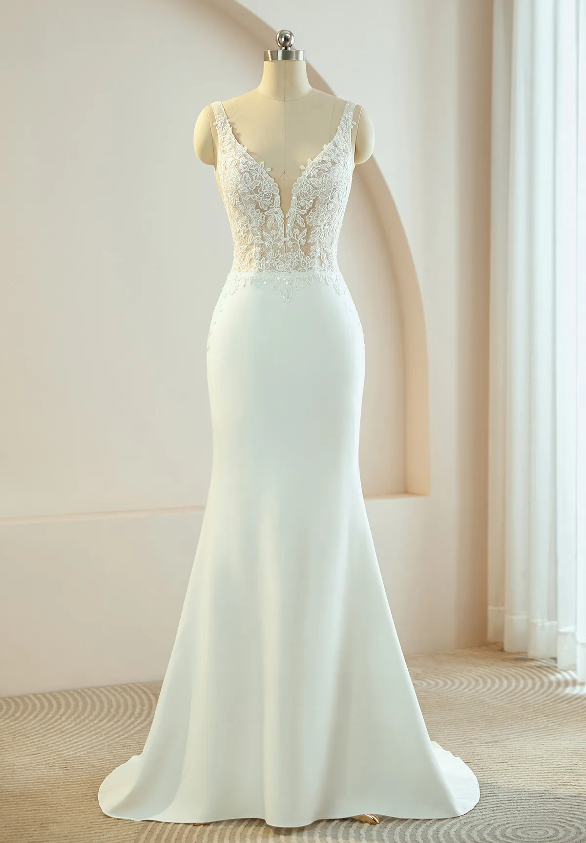 Schlichtes Hochzeitskleid im Meerjungfrauenstil mit Chiffon-Rock und Spitzenoberteil Schlichtes Hochzeitskleid im Meerjungfrauenstil mit Chiffon-Rock und Spitzenoberteil