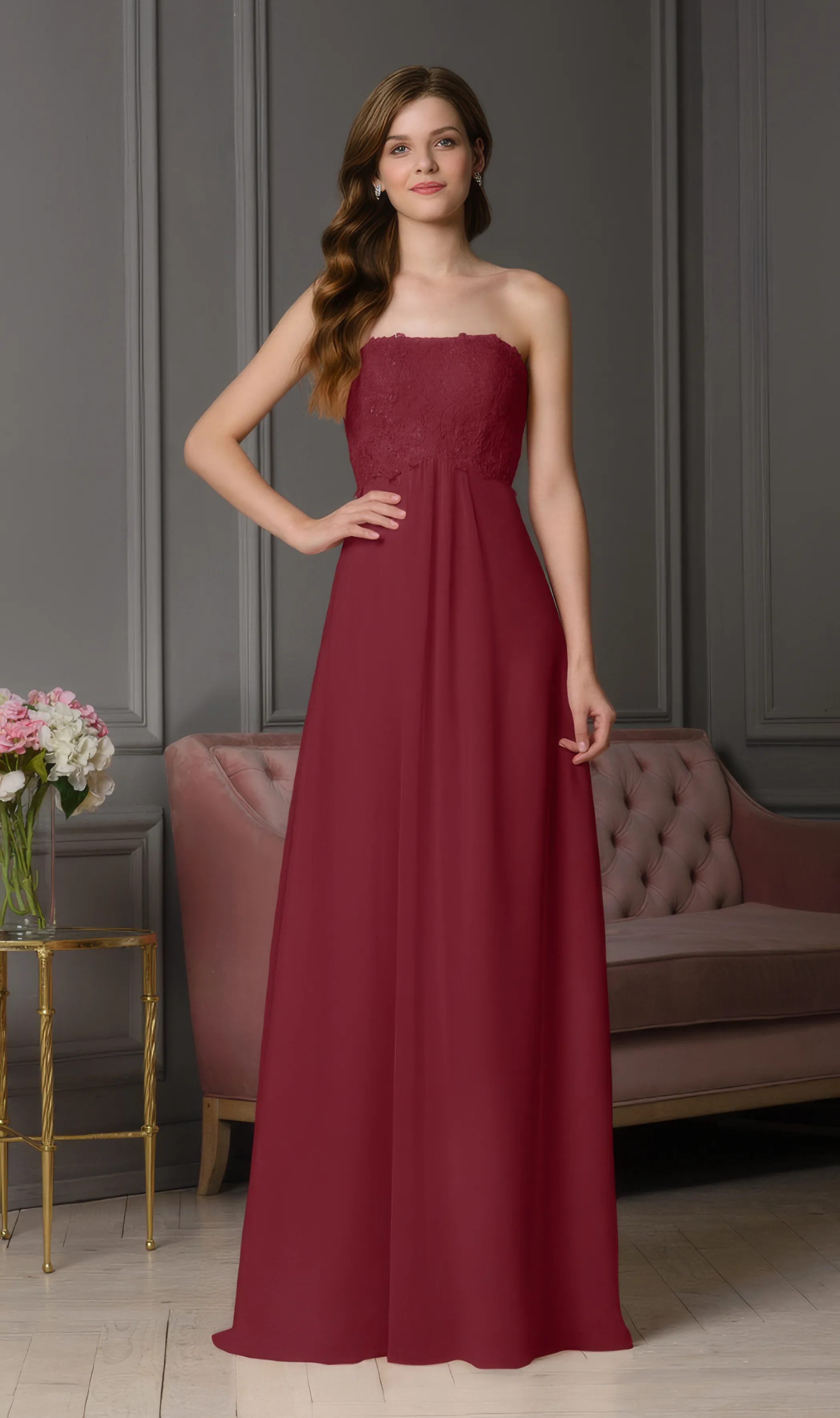 Frau in einem trägerlosen Abendkleid bordeaux im Empire-Stil