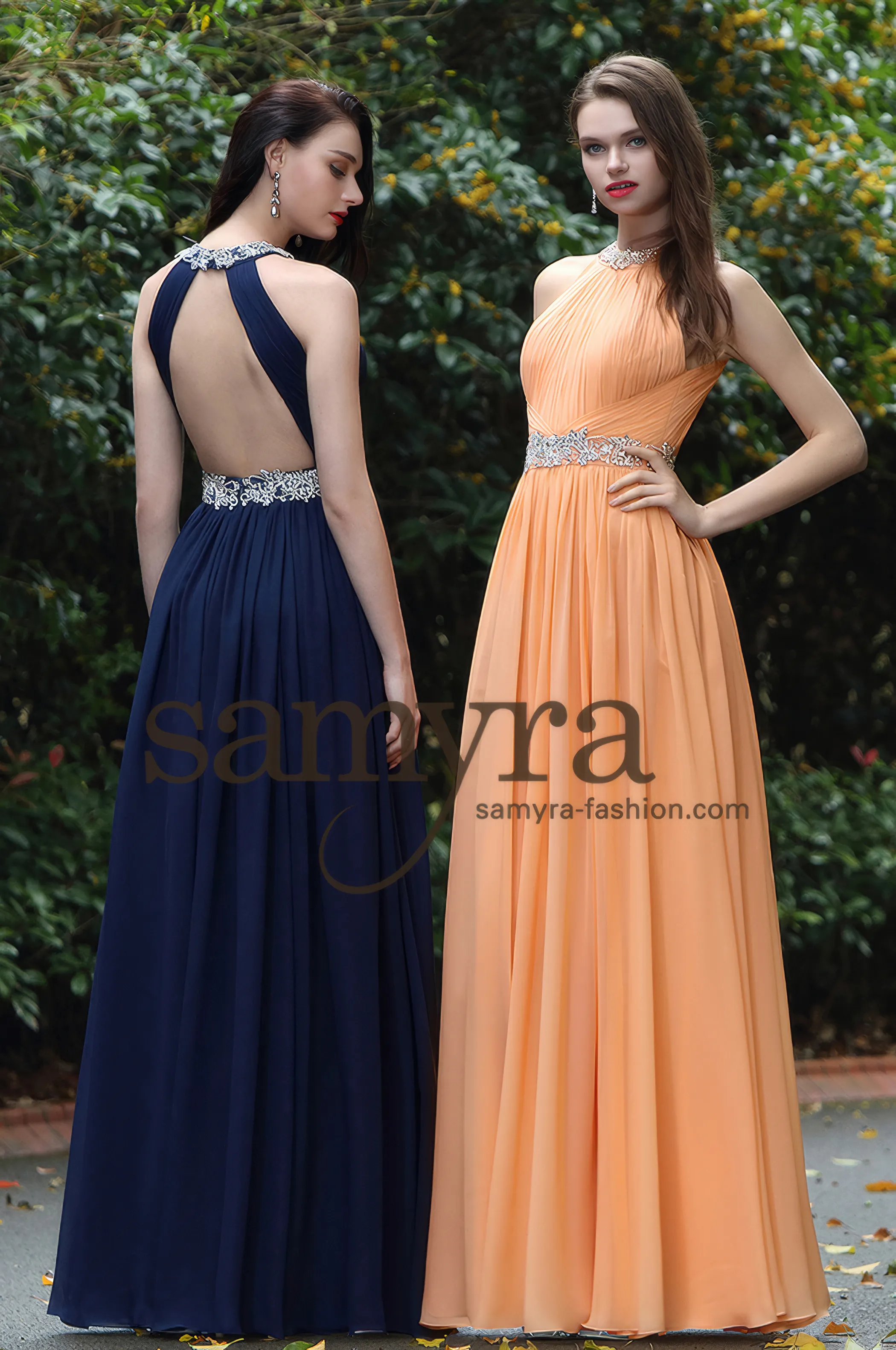 Zwei Frauen in einem Abendkleid hochgeschlossen mit Strass-Verzierungen, Bild 1