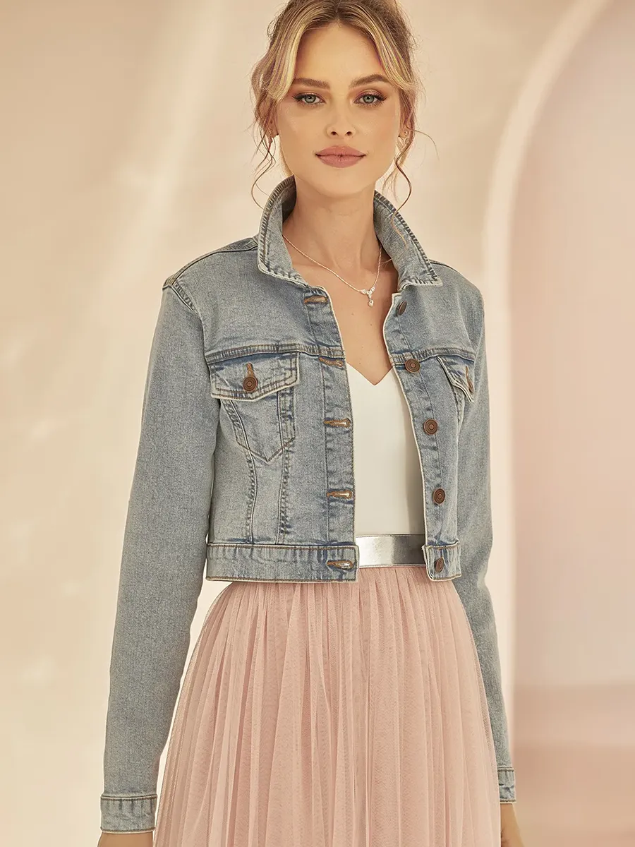 Braut in individuellem Mix & Match Outfit: kurze Jeansjacke über weissem V-Ausschnitt-Top mit silbernem Gürtel, kombiniert mit rosafarbenem Tüllrock – nachhaltiger zweiteiliger Brautlook bei Samyra Fashion Zürich