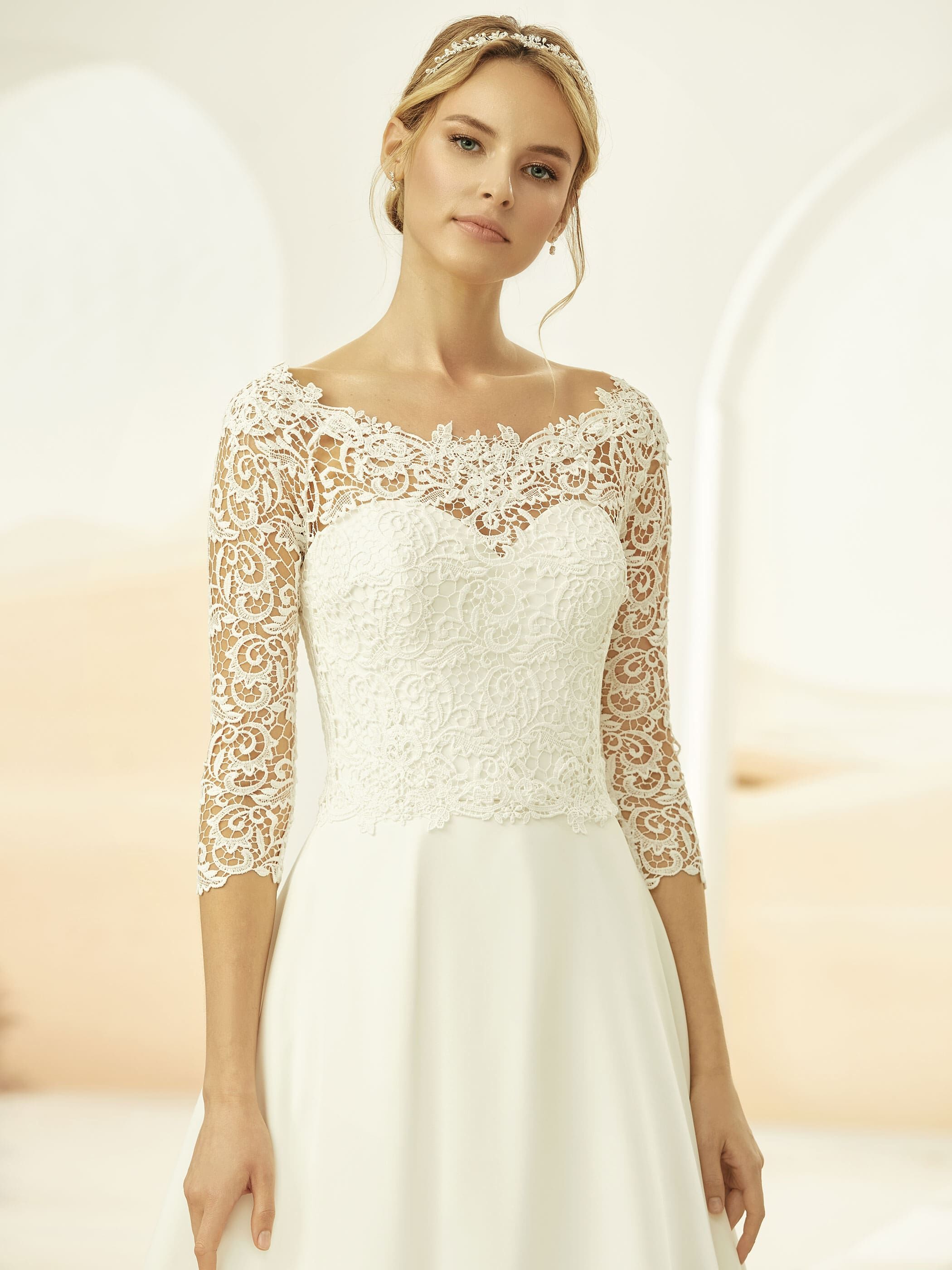 Dieses-Bild-zeigt-Spitzenbolero-sowie-Brautkleid-Harmonia-von-Bianco-Evento-erh-ltlich-bei-Samyra-Fashion-Z-rich_1 Brautbolero aus Spitze langarm