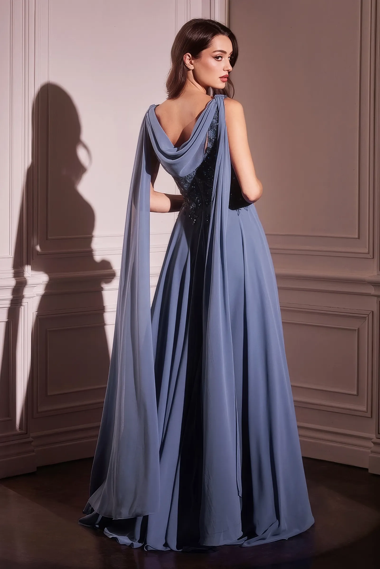 Rückansicht des Abendkleids in Rauchblau – drapierter Wasserfallrücken mit fliessender Chiffon-Schärpe und weitem A-Linien-Rock aus Chiffon.