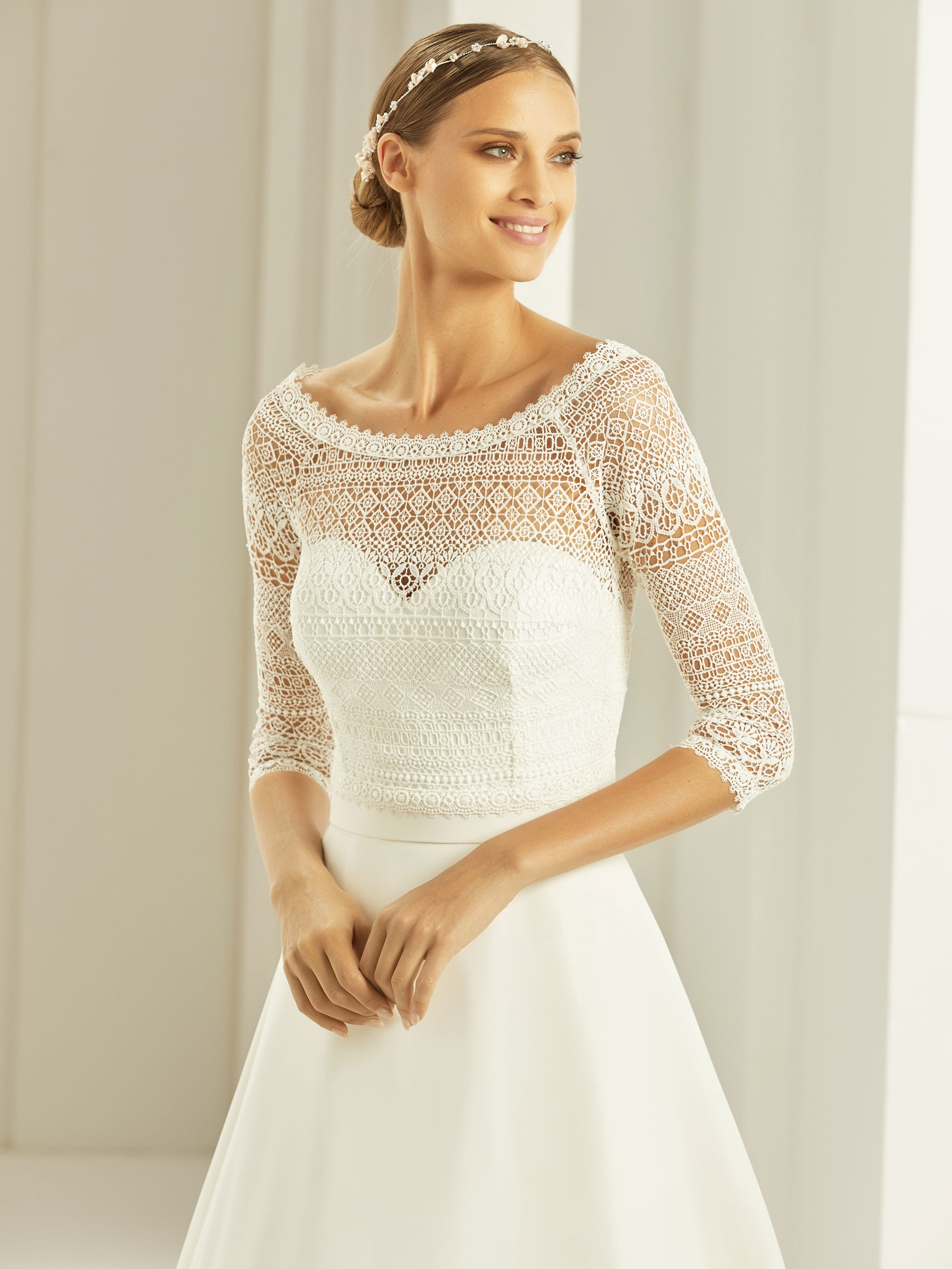 Dieses-Bild-zeigt-Brautbolero-E280-von-Bianco-Evento_1 3/4-Arm-Brautbolero (elfenbeinfarben)