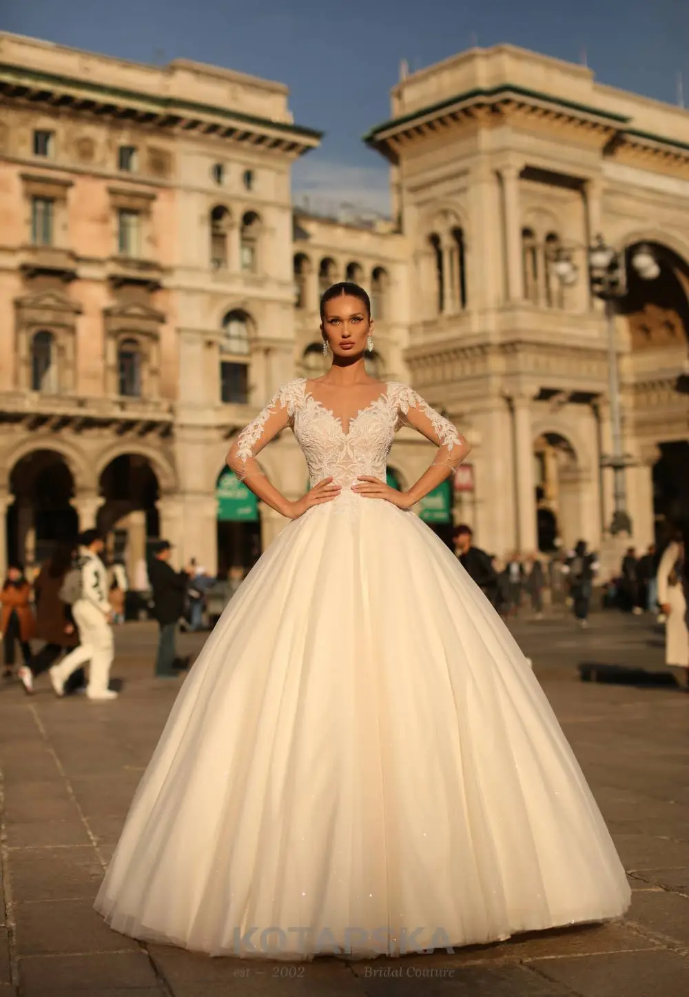 Prinzessinnen-Brautkleid mit Ärmeln elfenbeinfarben Braut in einem opulenten Prinzessinnen-Brautkleid mit Ärmeln, elfenbeinfarben