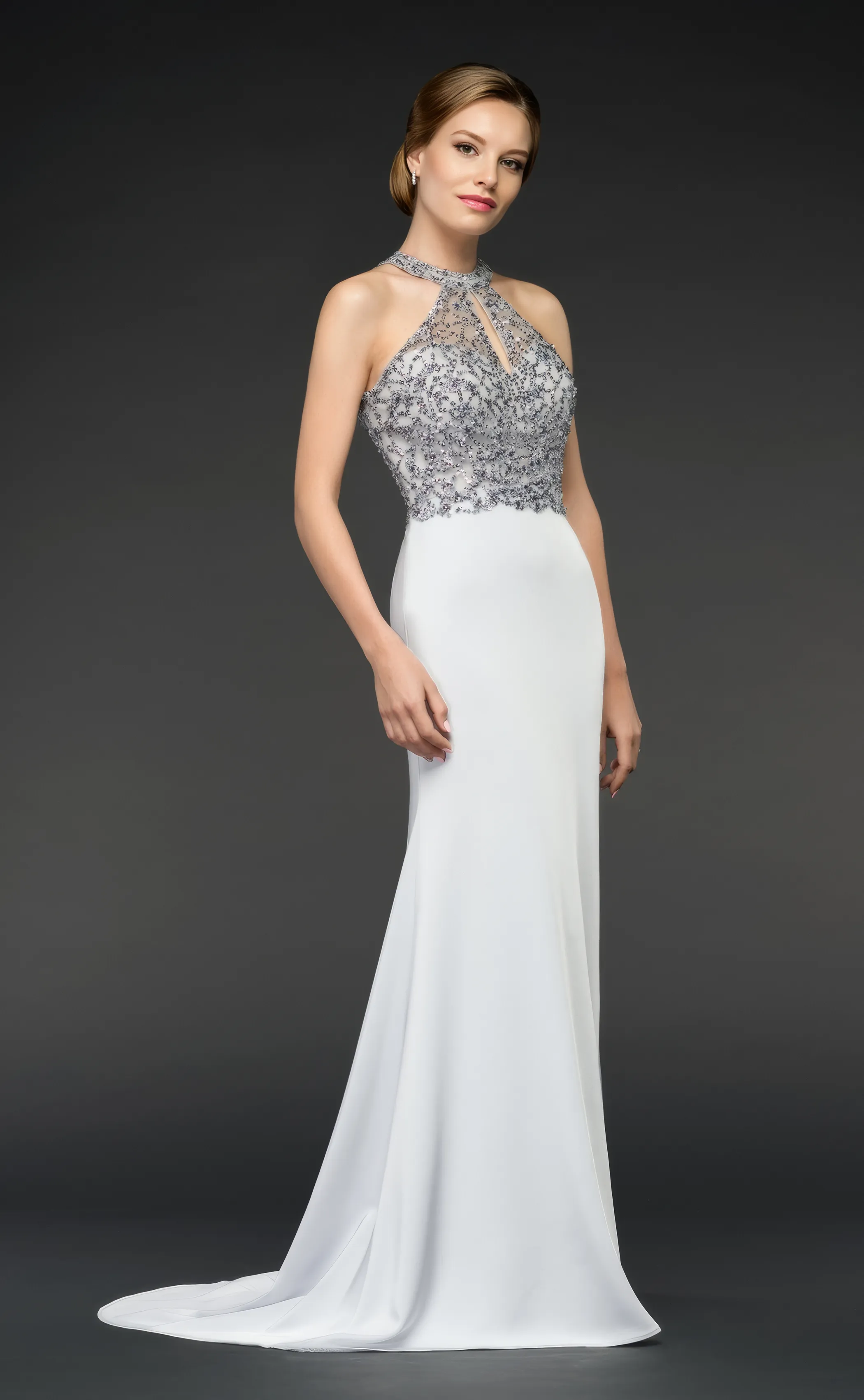 Frau in einem figurbetonten Abendkleid/Ballkleid mit Strassoberteil