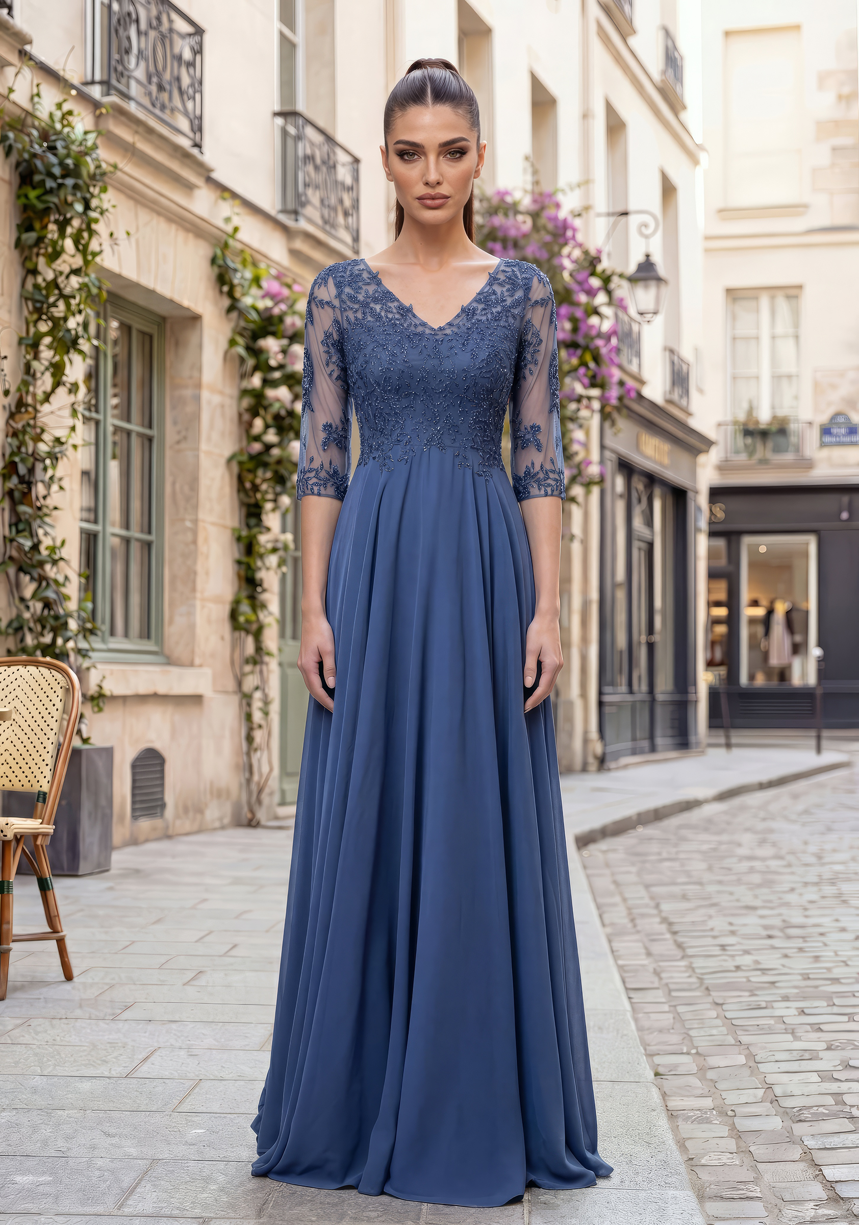 Bodenlanges Abendkleid in Rauchblau mit V-Ausschnitt, floral bestickten Illusions-Ärmeln und fliessendem Chiffon-Rock in A-Linie.